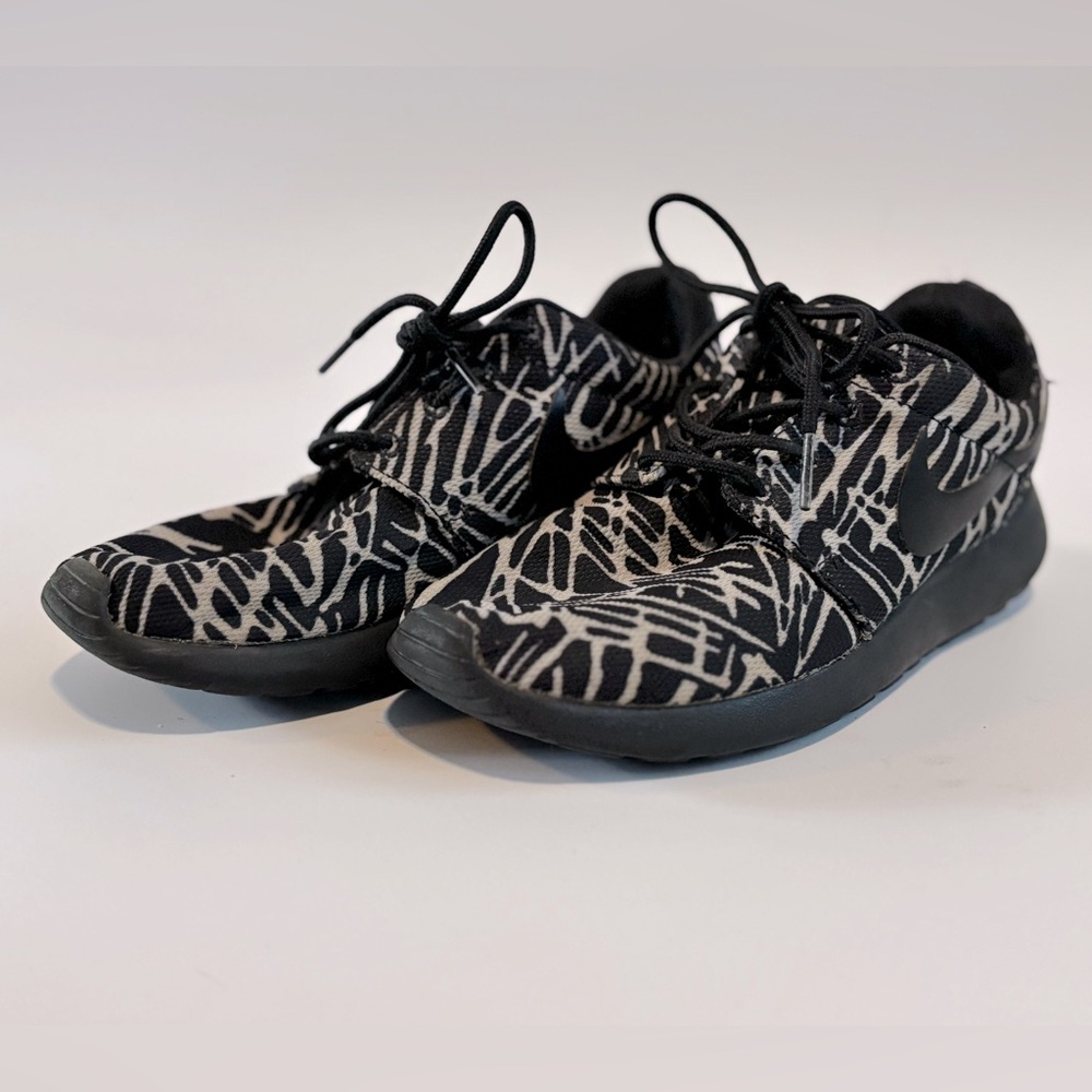 Nike Women’s Roshe One Zebra Print Black White Sneakers 599432-009 Size 6